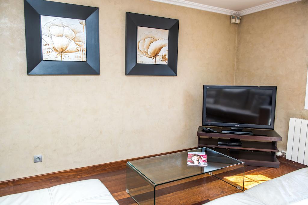 Splendid Gaudi Mercat Del Ninot Apartment — Photos 2